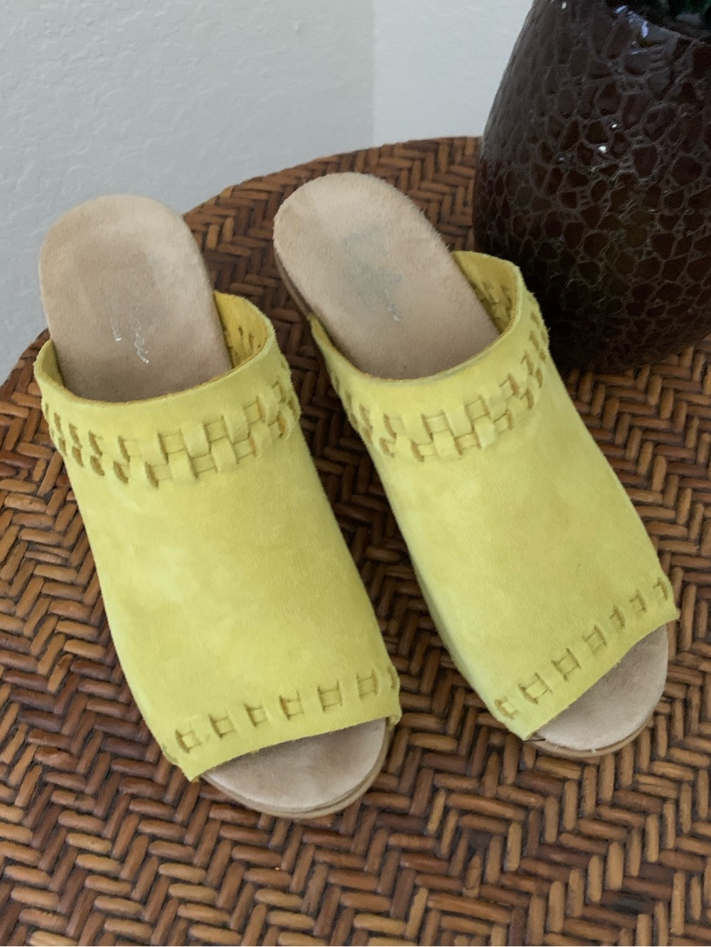 CALOU Stockholm Suede Clog Yellow
Suede Open-Toe Platform Clogs - Picture 8 of 12
